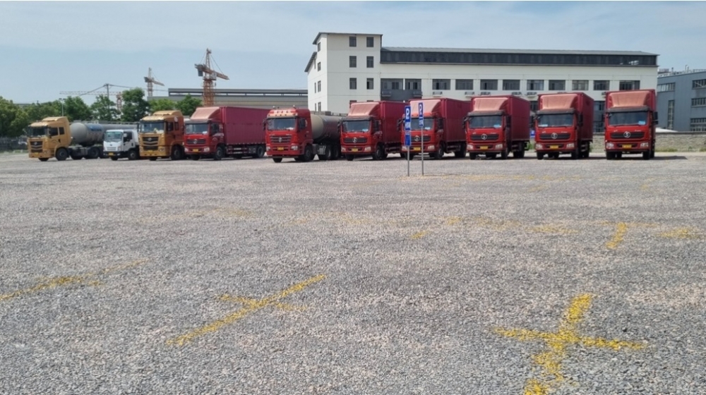 平湖林埭源源物流重型貨車兩萬(wàn)平米超疏水土停車場(chǎng)